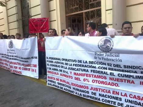 Empleados del Poder Judicial de la Federación en Chilpancingo se manifestaron una vez más antes de entrar a sus trabajos. 
