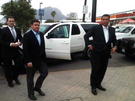 El gobernador Rodrigo Medina llegó a la funeraria acompañado del procurador Adrián de la Garza y del secretario General de Gobierno, Álvaro Ibarra.
