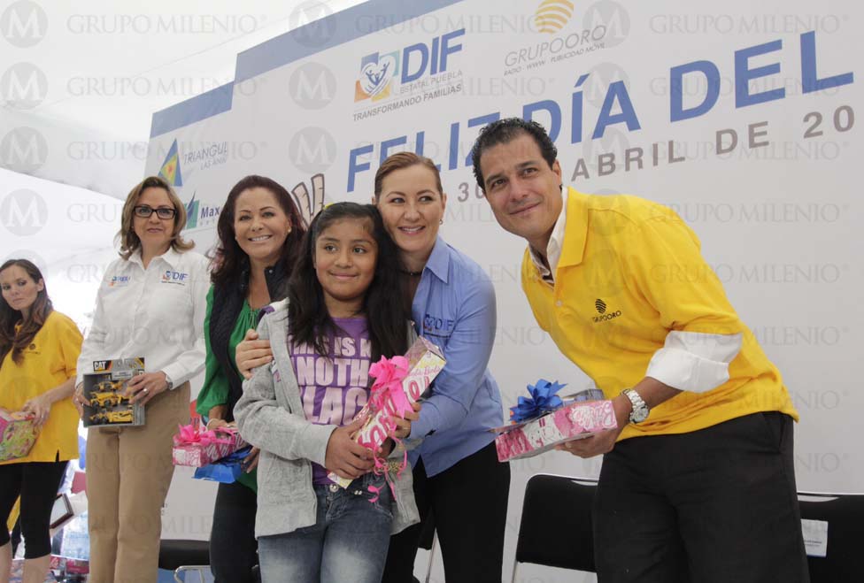 Martha Erika Alonso y Dinorah López festejaron el Día del Niño en el zócalo de la ciudad.