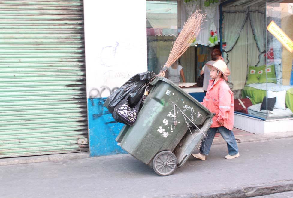 Menor trabajando.