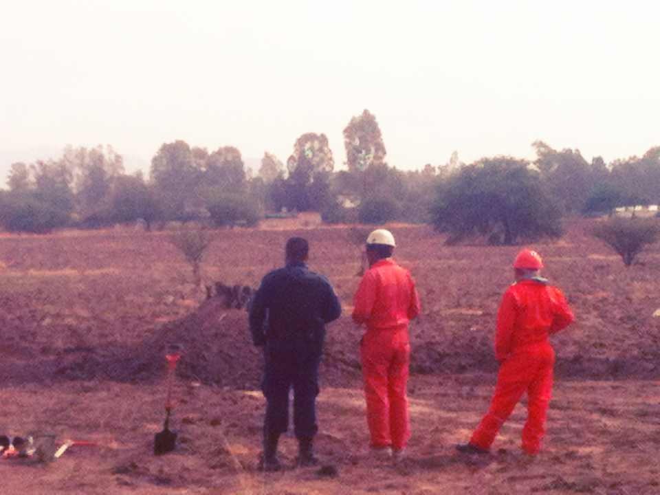 Personal de pemex en el lugar de la toma clandestina