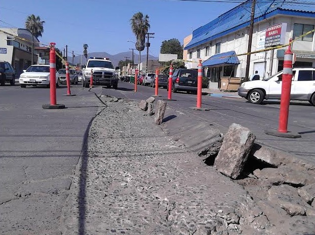 Se levanta el pavimento en calle de Ensenada