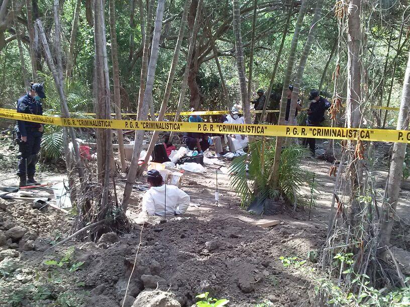 Los trabajos para exhumar los restos humanos de cuatro personas se iniciaron durante el mediodía de ayer en una huerta de cocos