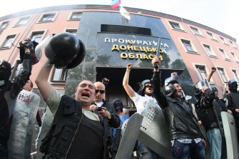 Activistas prorrusos celebran la toma de la fiscalía en Donetsk, en el este de Ucrania, en la que lanzaron piedras y cócteles molotov a la policía