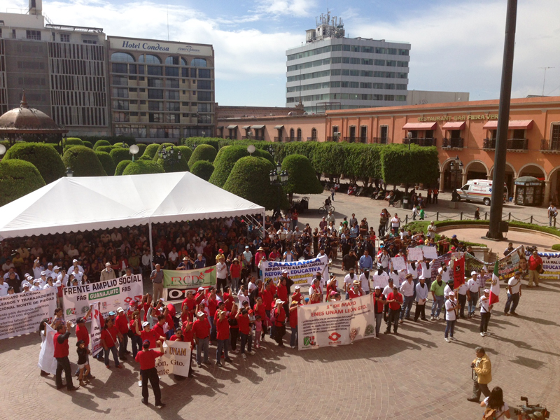 Algunas personas se manifestaron durante el desfile.