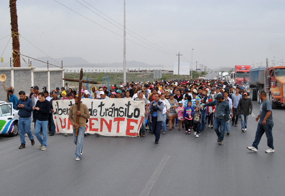 Cerca de mil personas integran el contingente.