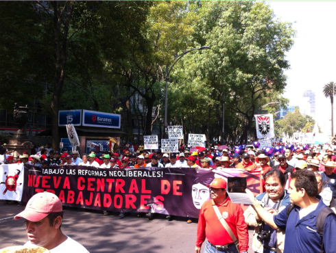 El contingente del Sindicato Mexicano de Electricistas, en la marcha con motivo del Día del Trabajo.
