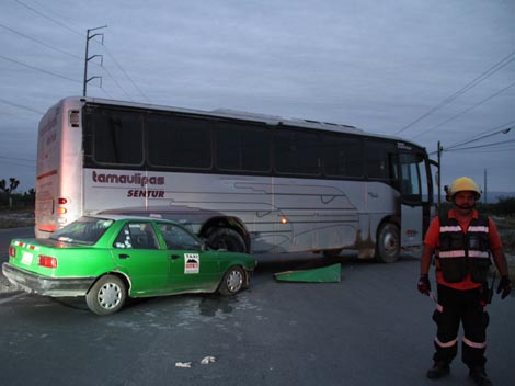 El chofer del autobús fue señalado como responsable del percance.