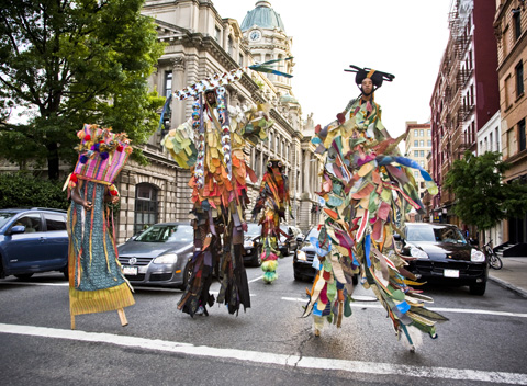 La exposición ofrece un recorrido por 74 piezas donde la artista trabajó en diversos trajes de zanqueros. 
