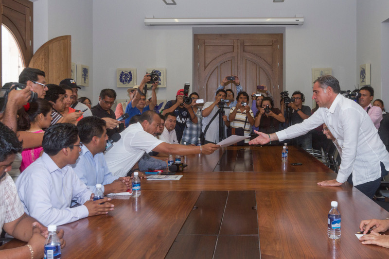 El gobernador Gabino Cué recibió el pliego petitorio de manos de dirigentes de la sección 22 de la CNTE.