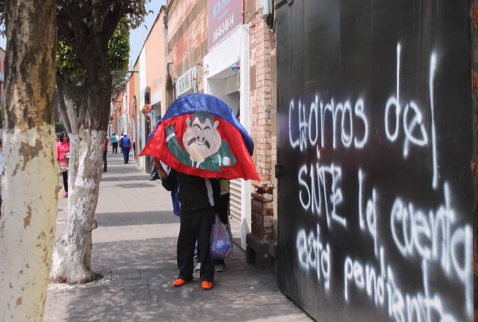 Integrantes del Movimiento de las Bases Magisteriales de Tlaxcala (MBMT) realizaron pintas de bardas frente a un inmueble de la sección 31 de SNTE.