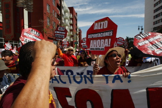 Manifestantes reclaman la reforma migratoria y el fin de las deportaciones de inmigrantes indocumentados en una marcha en Los Ángeles, California