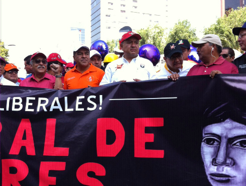 Martín Esparza encabeza la marcha de electricistas este Día del Trabajo.