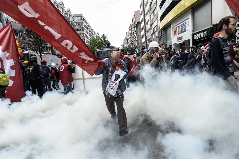 La policía utilizó gases lacrimógenos para intentar disuadir a los manifestantes. 
