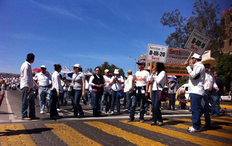 Se manifiestan maestros en desfile por Día del Trabajo