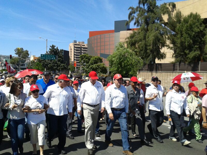 Se manifiestan maestros en desfile por Día del Trabajo