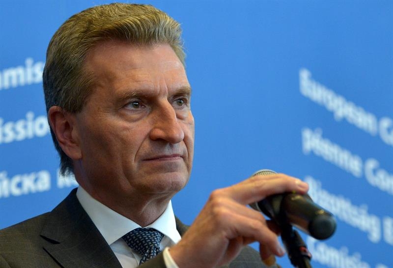 El comisario europeo de Energía, Guenther Oettinger, toma la palabra durante una rueda de prensa tras la reunión Unión Europeo-Rusia-Ucrania sobre gas