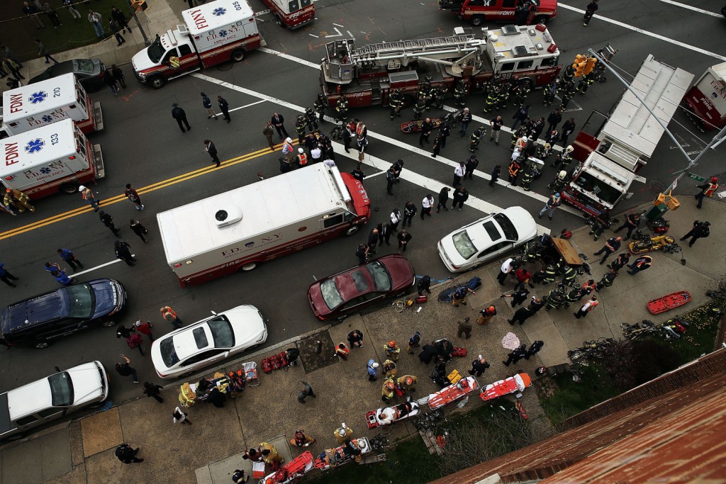 Los cuerpos de emergencias laboran en Queens, donde el vagón del metro descarriló.