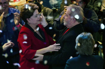 Dilma Rousseff (i) y el ex presidente Luiz Inacio Lula da Silva (d), se abrazan en la ceremonia de apertura del cónclave del PT