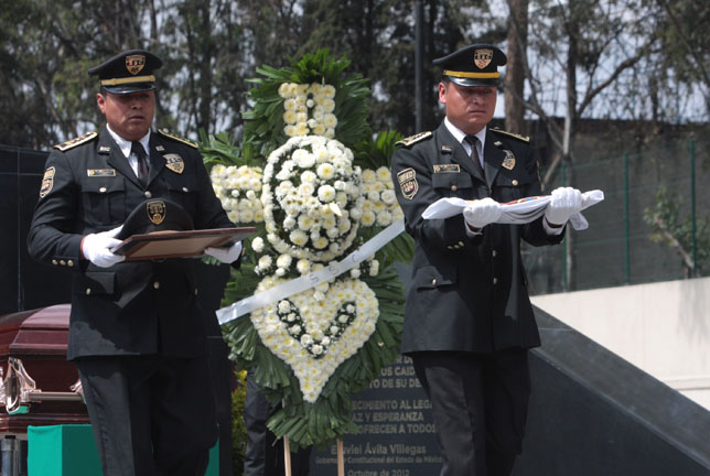 Durante el homenaje  al policía muerto.