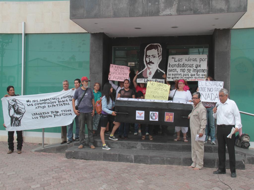 El grupo de manifestantes llegó al palacio de Madero.