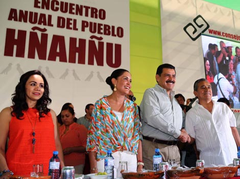 El gobernador Francisco Olvera Ruiz con Roberto Pedraza Martínez, representantes del Consejo Supremo Hñahñu.