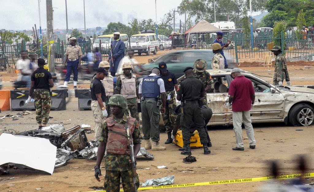 Oficiales de la policía nigeriana observan el lugar donde un coche bomba explotó en Nyana, Abuya, capital de Nigeria.