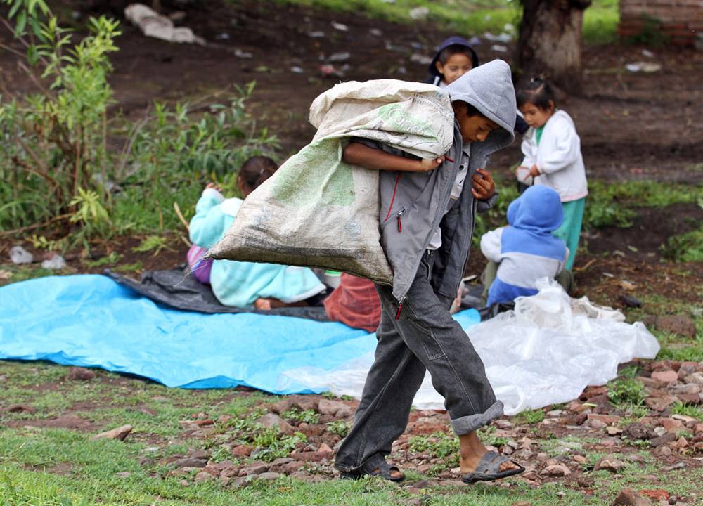 Además de trabajar en el campo, hay niños que deben cuidar de sus hermanos menores. 