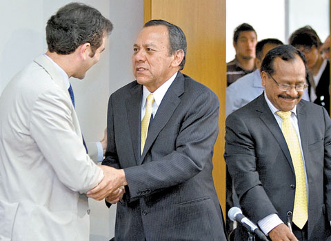 El consejero presidente, Lorenzo Córdova, y los líderes Jesús Zambrano y Alejandro Sánchez Camacho. 