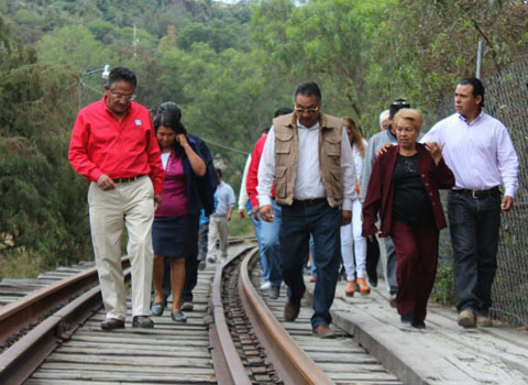 El edil tulense en un recorrido por las vías que atraviesan la demarcación. 