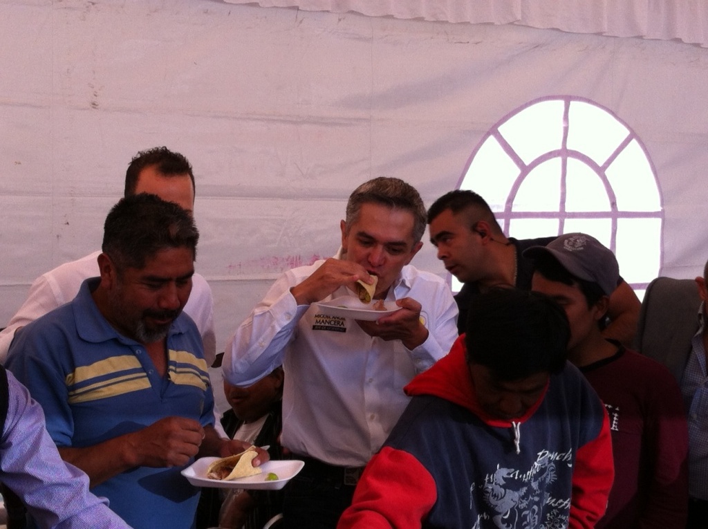 Miguel Ángel Mancera convivió con los albañiles comiendo tacos de carnitas y con música en vivo.