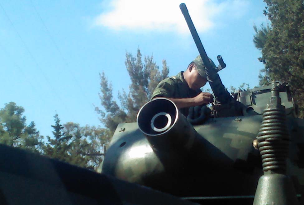 Militares que participarán en la parada del próximo lunes, revisan y limpian las unidades.