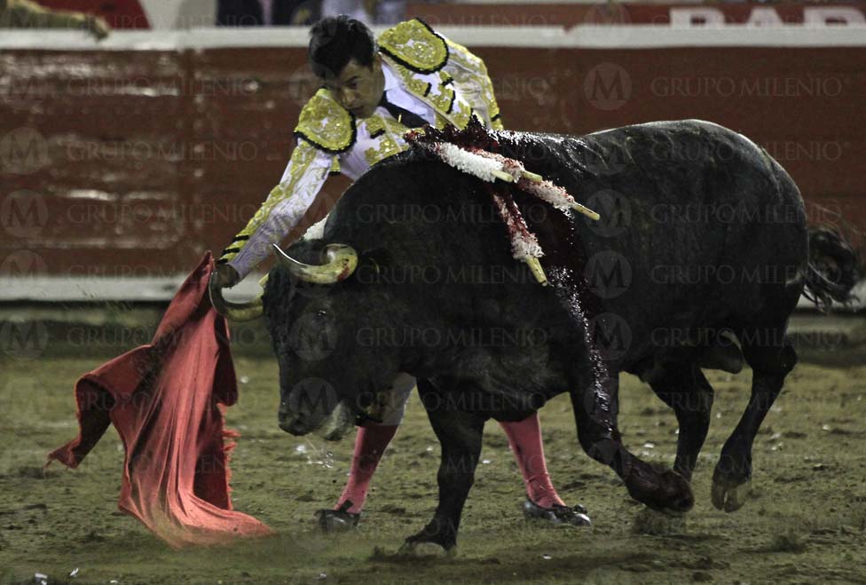El torero mexicano, Rafael Ortega, con su segundo toro de la noche "Triunfador", astado de 532 de kilos astado de la ganadería Villa Carmela, en la P