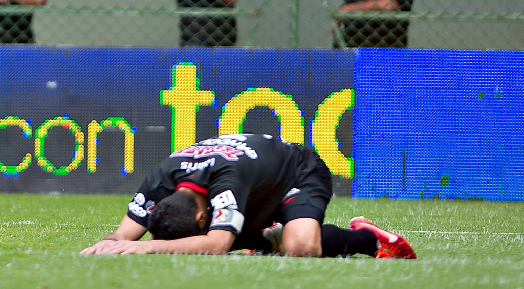 Gandolfi se lamenta tras el gol de Toluca