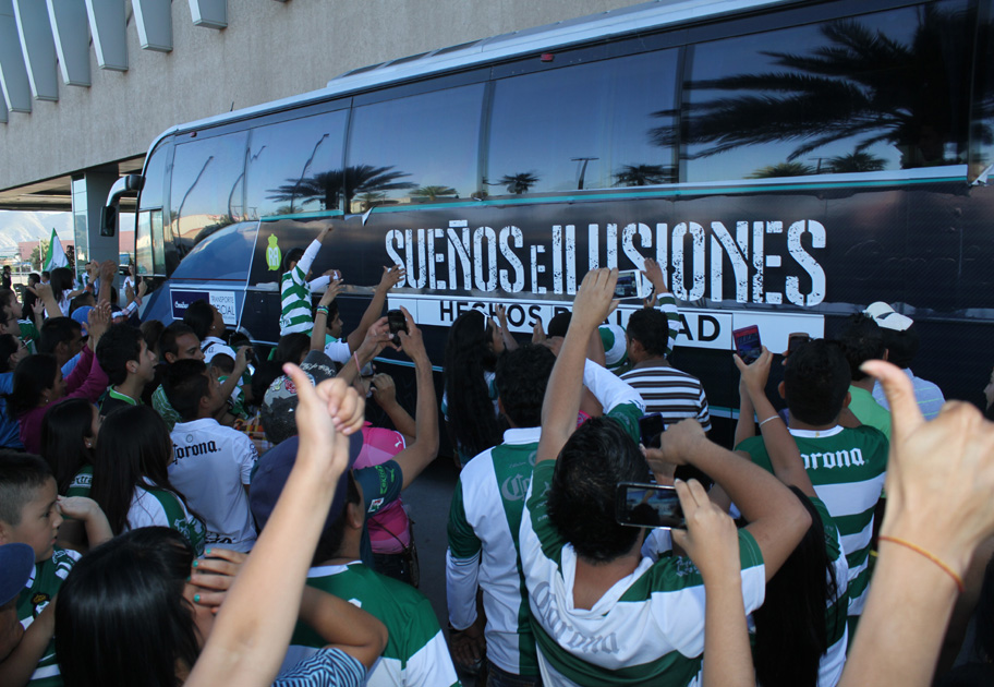 La caravana los siguió rumbo al TSM.