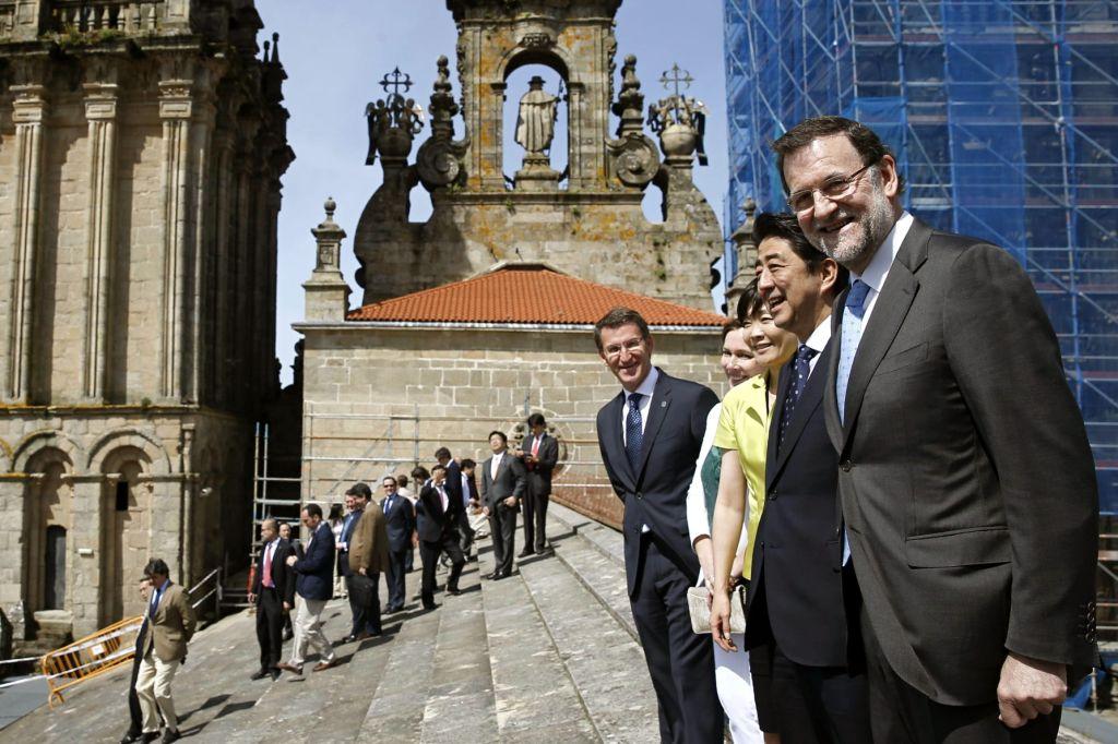 El presiente español, Mariano Rajoy, su esposa, Elvira Fernández, y el presidente de la Xunta, Alberto Núñez Feijóo, acompañan al primer ministro de J