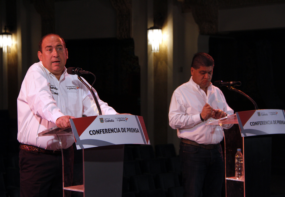 El gobernador Rubén Moreira y el alcalde de Torreón, Miguel Riquelme Solís.