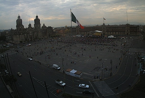 Así luce la plancha del Zócalo durante la celebración del sol azteca. 