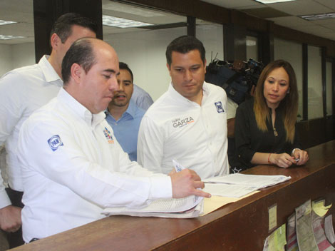 El dirigente estatal del PAN, José Alfredo Pérez Bernal, acudió acompañado del secretario general de ese partido, Mauro Guerra; el dirigente del albia