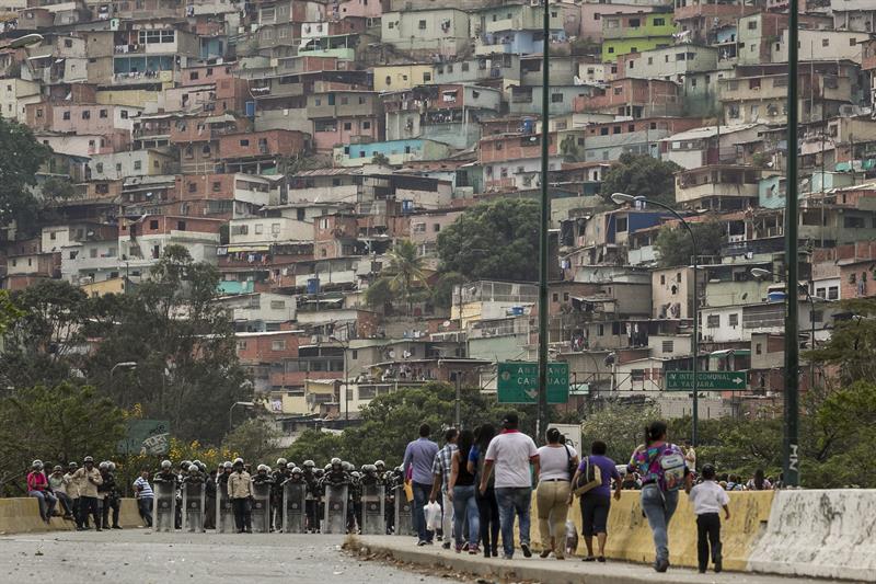 Un grupo de policías, durante una manifestación de opositores, cerca de la Universidad Católica Andrés Bello (UCAB), hoy en Caracas