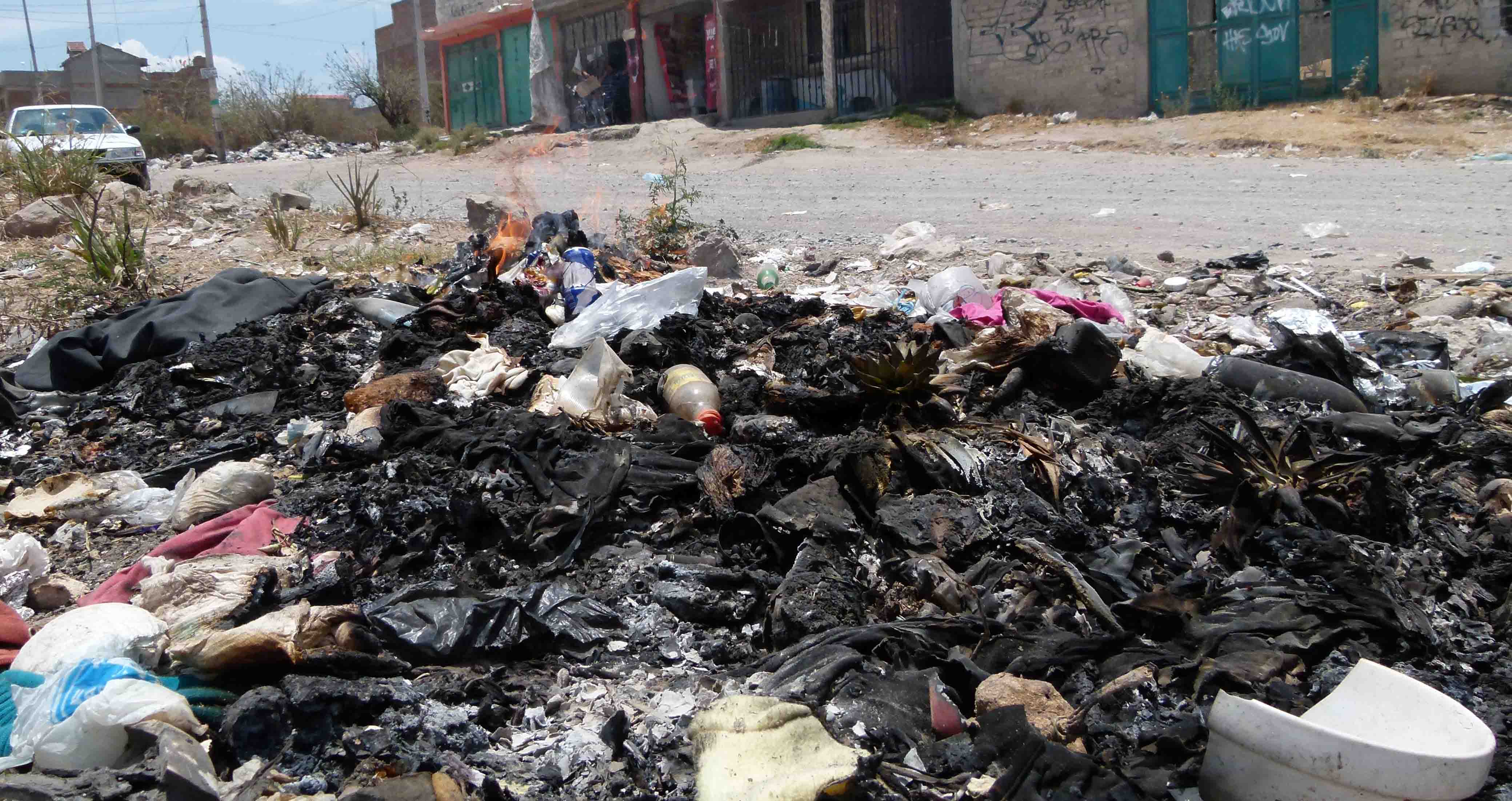 Habitantes han optado por quemar la basura para deshacerse de ella.