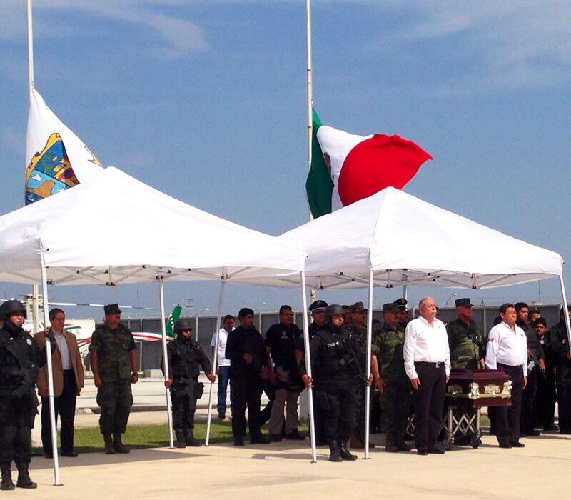 Homenaje de cuerpo presente al policía Salvador de Haro Muñoz, quien murió en un enfrentamiento.