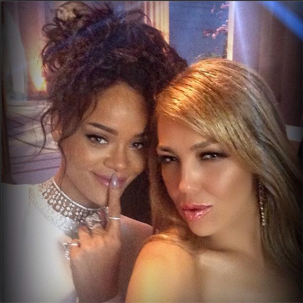 La mexicana se tomó una fotografía con Rihanna durante la gala del MET 2014. 