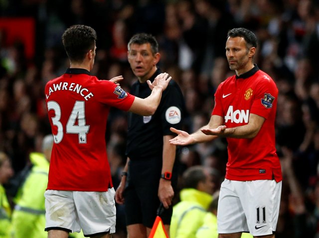Ryan Giggs (derecha) entró por Lawrence en su último partido como futbolista activo