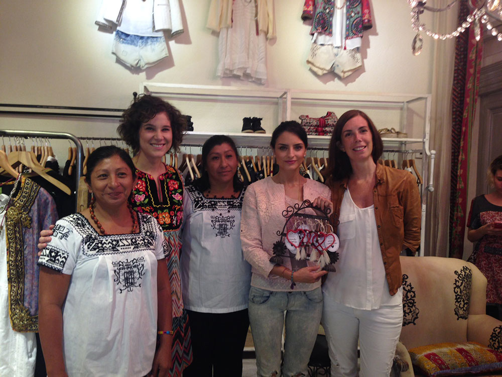Sara y Leydi Kú Tuyub, Cristina Rangel, Aislinn Derbez y Marina de Estrada en la presentación de Uniendo Corazones. 