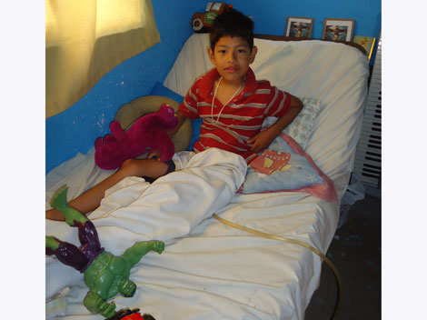 Tomás Alejandro García Hernández permanece postrado a una cama.