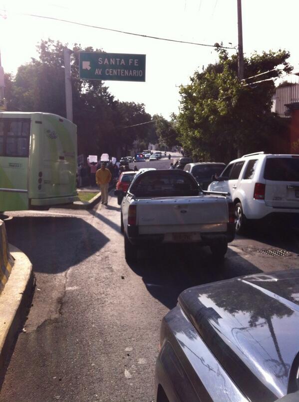Los vecinos cierran el paso en avenida Centenario y calzada Las Águilas