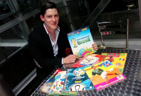 Diego Becerra De la Fuente, coleccionista del álbum Panini del Mundial desde Italia 1990