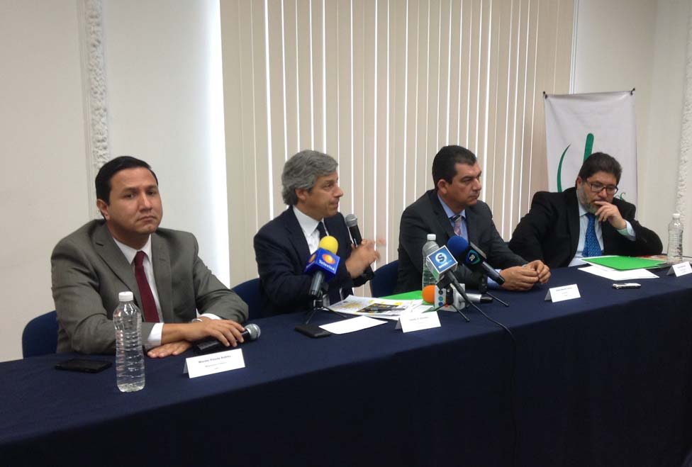 El presidente de Mexicanos primero dictó ponencia en Puebla.