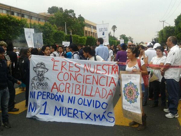 Es el segundo día de protesta en repudio por el asesinato del catedrático y su esposa.
